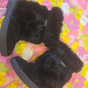Women's Bearpaw boots in size 8, featuring rabbit fur and sheepskin BLACK